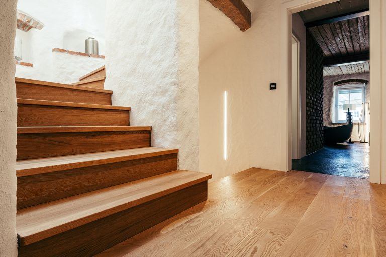 Massivholztreppe in einem alten Stadthaus