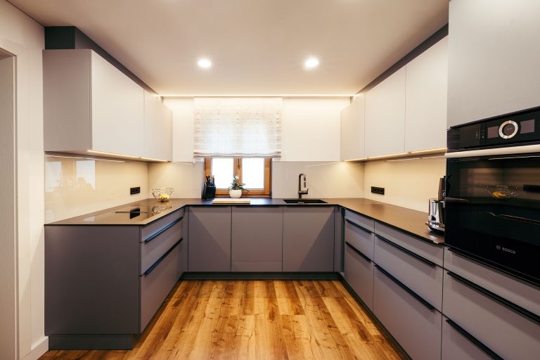 Moderne Küche mit Spanndecke