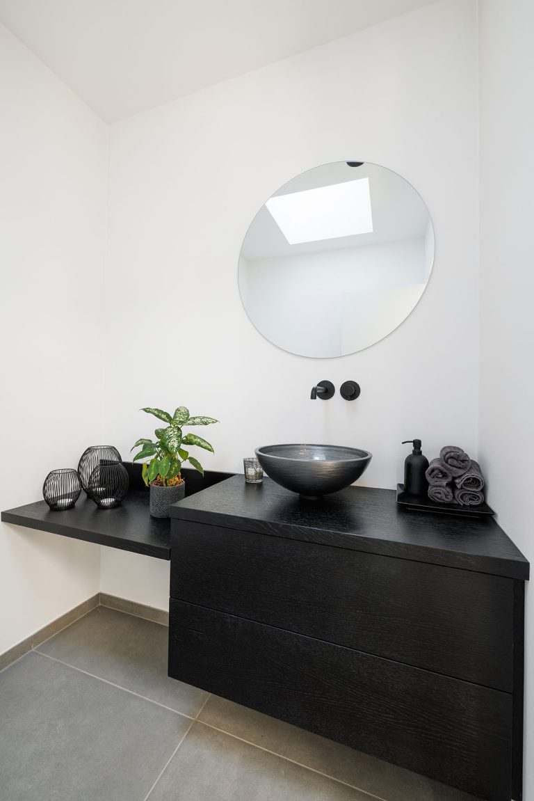 WC-Waschtisch in gebeiztem Holz
