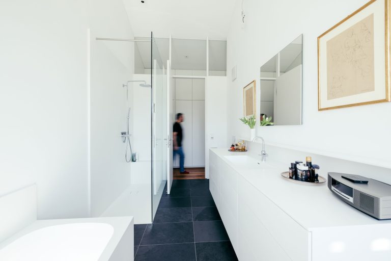 Badezimmer aus Mineralwerkstoff